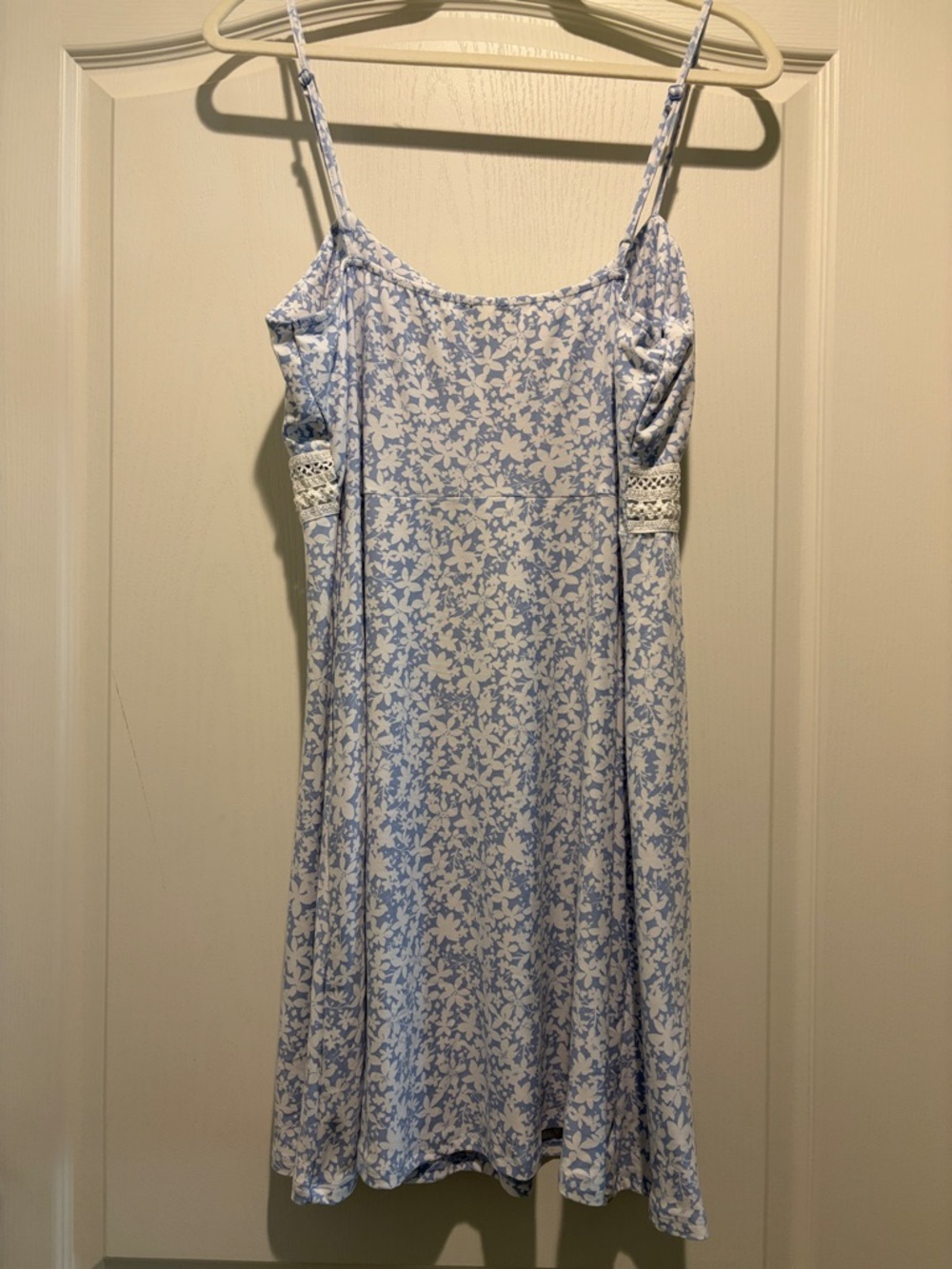 Light Blue Floral Lace-Trim Chemise with Adjustable Straps - Picture 2 of 4
